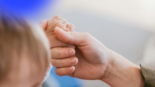 moederhand-houdt-babyhand-vast