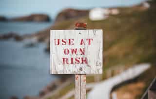 bord-met-tekst-use-at-own-risk