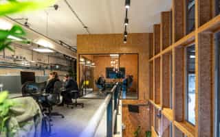 mensen-werken-in-kantoor-krafters